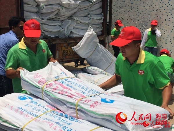 春光食品員工在卸貨